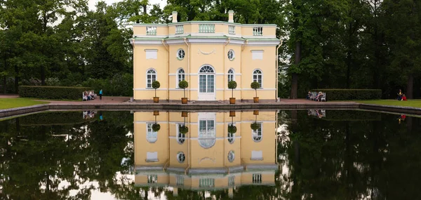 Petersburg, Russie - 29 juin 2017 : Tsarskoe Selo. Maison au bord de l'étang . — Photo