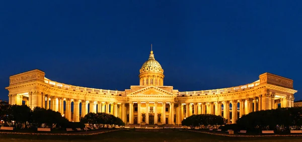 Petersburgo, Rússia - 29 de junho de 2017: Catedral de Kazan à noite . — Fotografia de Stock