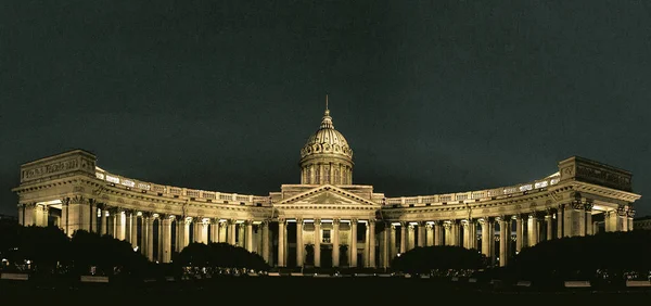 Petersburgo, Rússia - 29 de junho de 2017: Catedral de Kazan à noite . — Fotografia de Stock