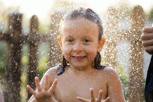 Denizin içinde ıslak saçlı kız.