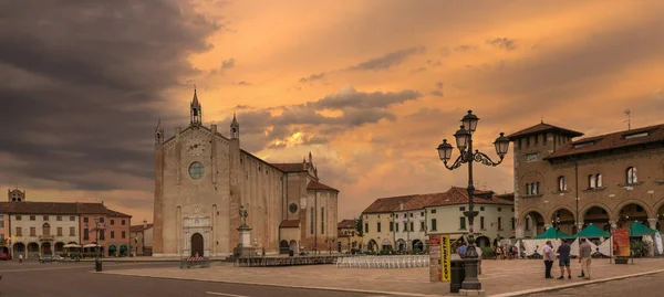 Montagnana, Itálie – 6. srpna 2017: hlavní náměstí ve městě . — Stock fotografie