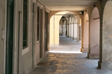 Montagnana, İtalya - 6 Ağustos 2017: kemer ve kemer şehir sokaklarında yaya alanlarının.