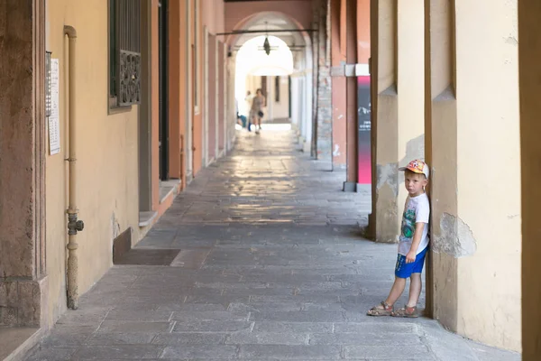 Montagnana, Italia - 6 de agosto de 2017: El niño camina por las calles de la ciudad . — Foto de Stock