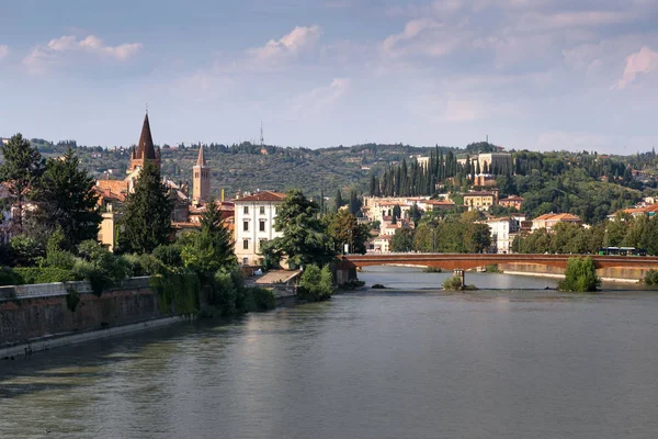 Verona, İtalya - 17 Ağustos 2017: Köprüler Verona, güzel panoramik manzaralı.
