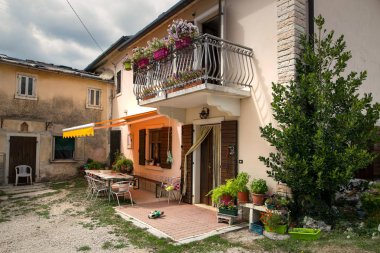 Cescatto, İtalya - 22 Ağustos 2017: House veranda İtalya dağ köyü.