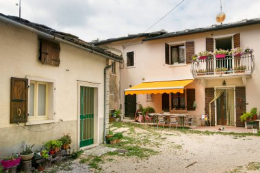 Cescatto, İtalya - 22 Ağustos 2017: House veranda İtalya dağ köyü.