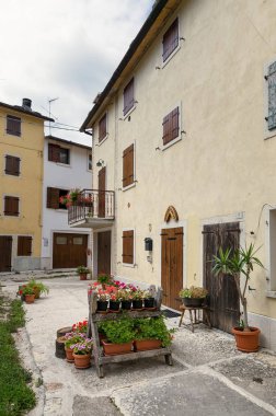 Cescatto, İtalya - 22 Ağustos 2017: House veranda İtalya dağ köyü.