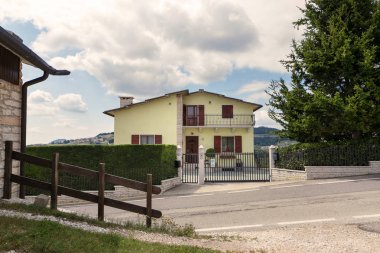 Cescatto, İtalya - 22 Ağustos 2017: House veranda İtalya dağ köyü.