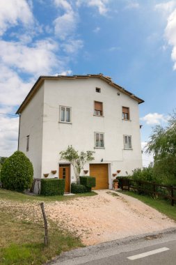 Cescatto, İtalya - 22 Ağustos 2017: House veranda İtalya dağ köyü.