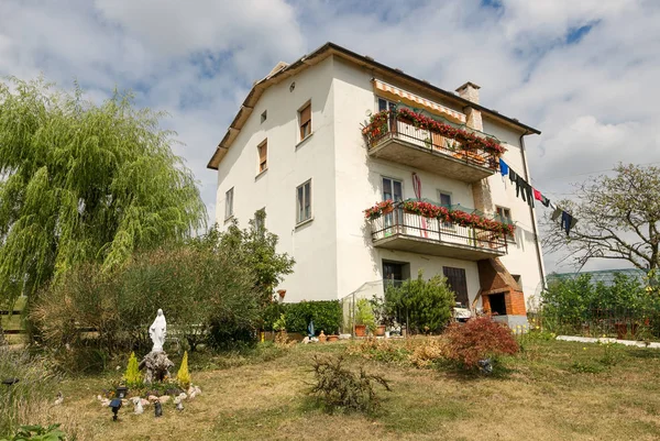 Cescatto, Italia - 22 agosto 2017: Casa con patio del paese montano d'Italia . — Foto Stock