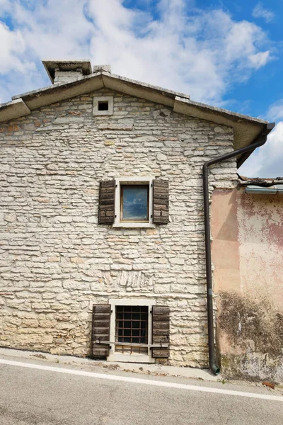 Cescatto, İtalya - 22 Ağustos 2017: House veranda İtalya dağ köyü.