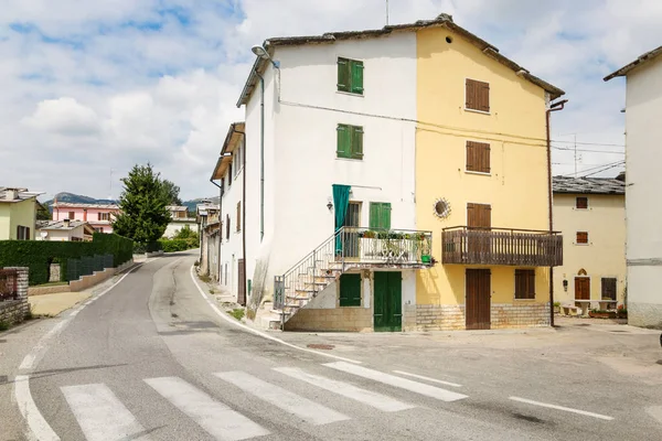 Cescatto, İtalya - 22 Ağustos 2017: House veranda İtalya dağ köyü.