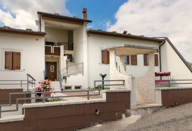 Cescatto, İtalya - 22 Ağustos 2017: House veranda İtalya dağ köyü.