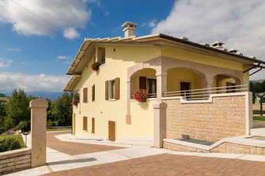 Cescatto, İtalya - 22 Ağustos 2017: House veranda İtalya dağ köyü.