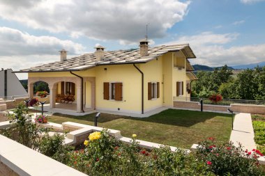 Cescatto, İtalya - 22 Ağustos 2017: House veranda İtalya dağ köyü.