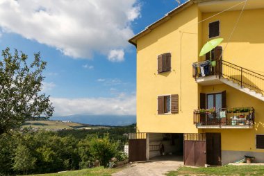 Cescatto, İtalya - 22 Ağustos 2017: House veranda İtalya dağ köyü.