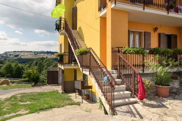 Cescatto, İtalya - 22 Ağustos 2017: House veranda İtalya dağ köyü.