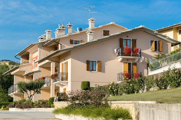 Cescatto, İtalya - 22 Ağustos 2017: House veranda İtalya dağ köyü.