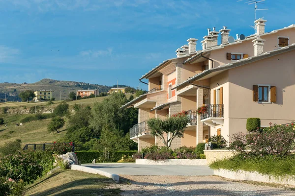 Cescatto, İtalya - 22 Ağustos 2017: House veranda İtalya dağ köyü.