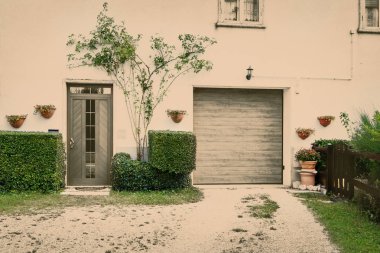 İtalya dağ köyü veranda ile ev.