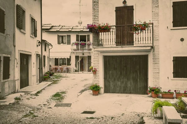 Maison avec patio du village de montagne d'Italie . — Photo