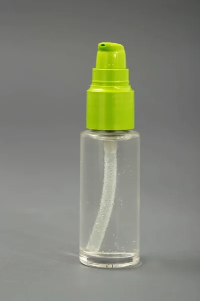 Penyemprot botol mini pada latar belakang abu-abu . — Stok Foto