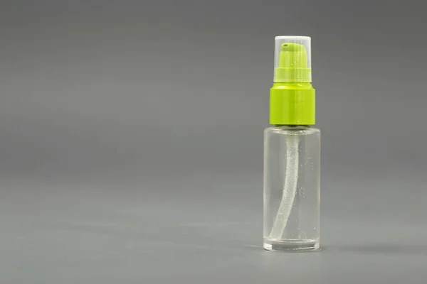 Penyemprot botol mini pada latar belakang abu-abu . — Stok Foto