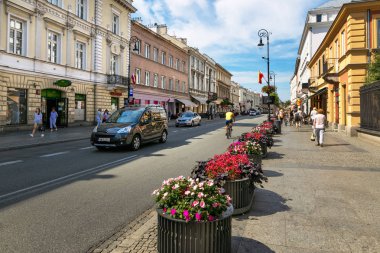 Varşova, Polonya - 2 Ağustos 2017: Mimarlık ve insanlar 
