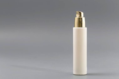 Mini şişe püskürtme gri arka planda üzerinde