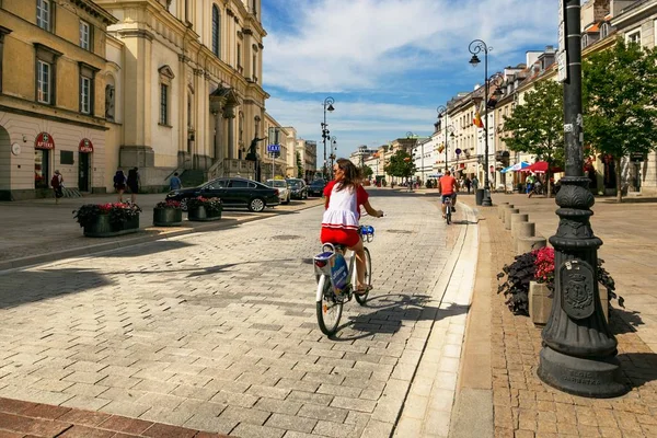 Varsóvia, Polônia - 2 de agosto de 2017: Arquitetura e pessoas na rua Novo Mundo em Varsóvia. — Fotografia de Stock