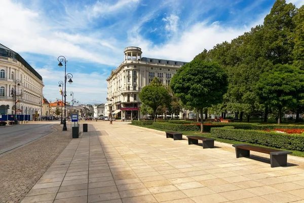 Warszawa, Polska - 2 sierpnia 2017: Architektura i ludzie na ulicy Nowy Świat w Warszawie. — Zdjęcie stockowe