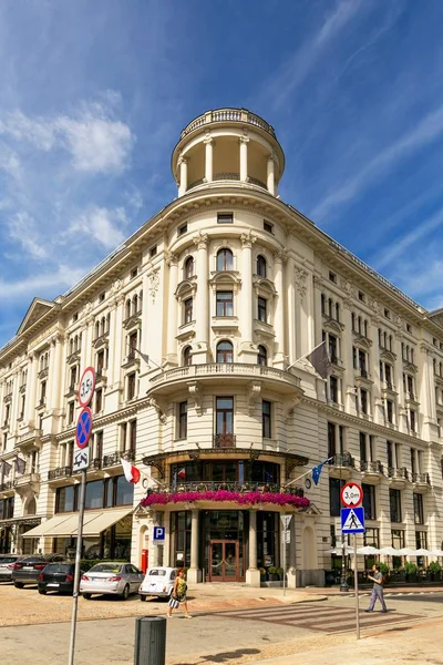 Varşova, Polonya - 2 Ağustos 2017: Mimarlık ve Varşova 'da Yeni Dünya.