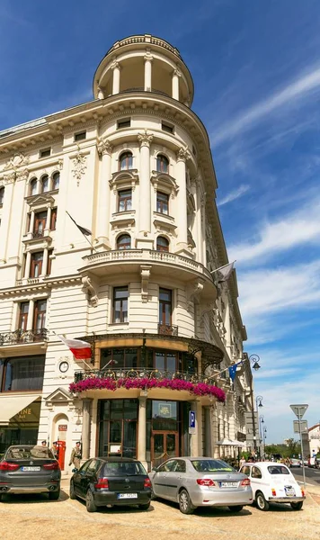 Varşova, Polonya - 2 Ağustos 2017: Mimarlık ve Varşova 'da Yeni Dünya.