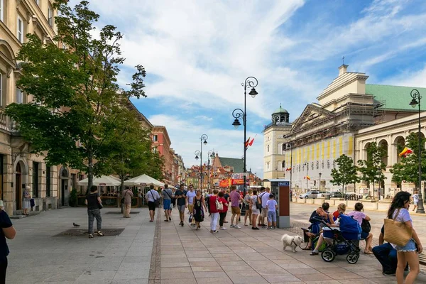 Warszawa, Polska - 2 sierpnia 2017: Architektura i ludzie na ulicy Nowy Świat w Warszawie. — Zdjęcie stockowe