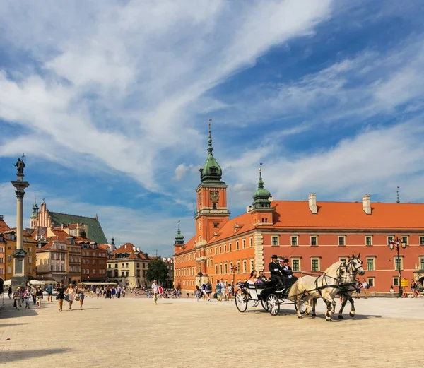 Varşova, Polonya - 2 Ağustos 2017: Mimarlık ve Varşova 'da Yeni Dünya.