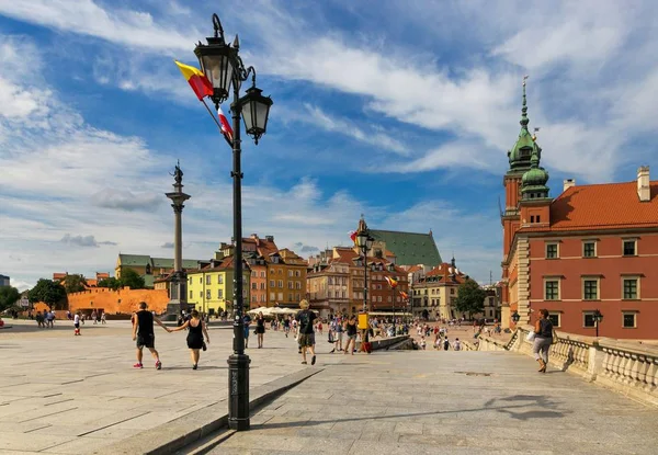 Varşova, Polonya - 2 Ağustos 2017: Mimarlık ve Varşova 'da Yeni Dünya.