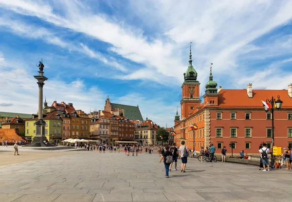 Varşova, Polonya - 2 Ağustos 2017: Mimarlık ve Varşova 'da Yeni Dünya.