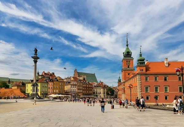 Varşova, Polonya - 2 Ağustos 2017: Mimarlık ve Varşova 'da Yeni Dünya.