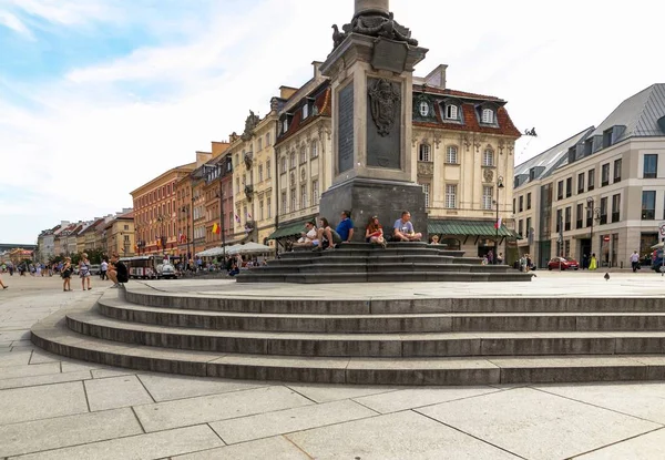 Varşova, Polonya - 2 Ağustos 2017: Mimarlık ve Varşova 'da Yeni Dünya.