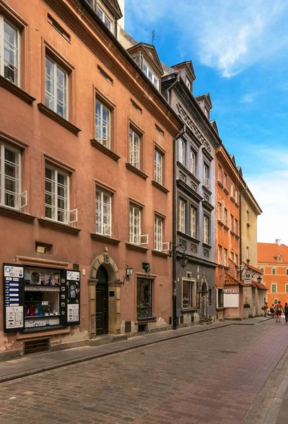 Varşova, Polonya - 2 Ağustos 2017: Mimarlık ve Varşova 'da Yeni Dünya.