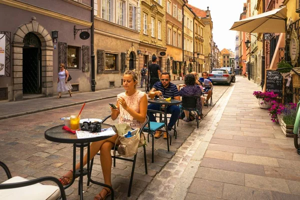 Varşova, Polonya - 2 Ağustos 2017: Mimarlık ve Varşova 'da Yeni Dünya.