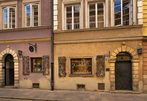 Varşova, Polonya - 2 Ağustos 2017: Mimarlık ve Varşova 'da Yeni Dünya.