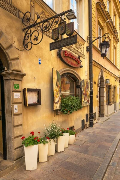 Varşova, Polonya - 2 Ağustos 2017: Mimarlık ve Varşova 'da Yeni Dünya.