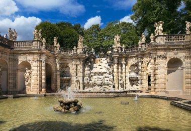 Dresden, Almanya - 4 Ağustos 2017: Zwinger - son Alman Barok, 18. yüzyılın başlarında kuruldu. Dört muhteşem saray binasından oluşan bir kompleks.