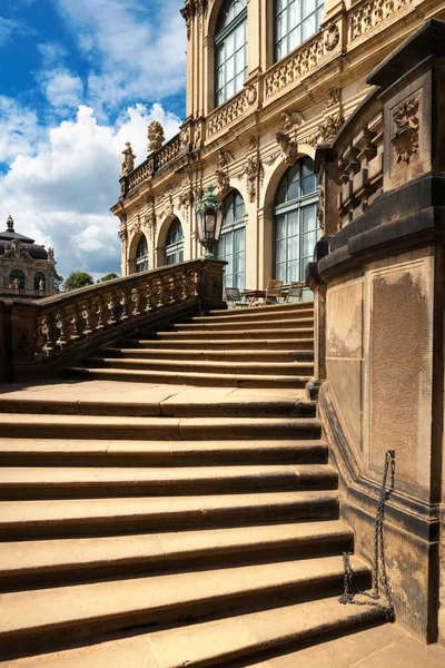 Dresden, Almanya - 4 Ağustos 2017: Zwinger - son Alman Barok, 18. yüzyılın başlarında kuruldu. Dört muhteşem saray binasından oluşan bir kompleks.
