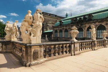 Dresden, Almanya - 4 Ağustos 2017: Zwinger - son Alman Barok, 18. yüzyılın başlarında kuruldu. Dört muhteşem saray binasından oluşan bir kompleks.