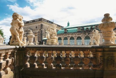 Dresden, Almanya - 4 Ağustos 2017: Zwinger - son Alman Barok, 18. yüzyılın başlarında kuruldu. Dört muhteşem saray binasından oluşan bir kompleks.