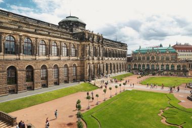 Dresden, Almanya - 4 Ağustos 2017: Zwinger - son Alman Barok, 18. yüzyılın başlarında kuruldu. Dört muhteşem saray binasından oluşan bir kompleks.