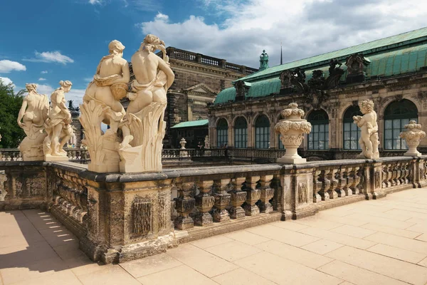 Dresden, Almanya - 4 Ağustos 2017: Zwinger - son Alman Barok, 18. yüzyılın başlarında kuruldu. Dört muhteşem saray binasından oluşan bir kompleks.