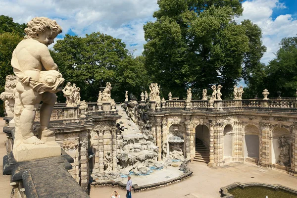 Dresden, Alemanha - 4 de agosto de 2017: Zwinger - barroco alemão tardio, fundado no início do século XVIII. um complexo de quatro magníficos edifícios palacianos. — Fotografia de Stock
